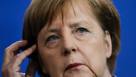 Germany's Merkel offers Juncker solidarity in Hungary spat