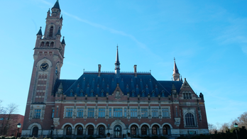 The Latest: UN court says UK should end control of islands