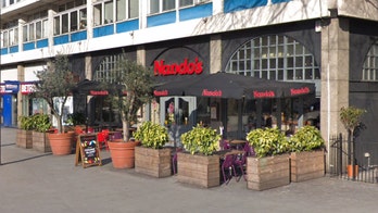 Viral video shows restaurant patron demanding to speak to chef, revealing silly tidbit about chicken dinner