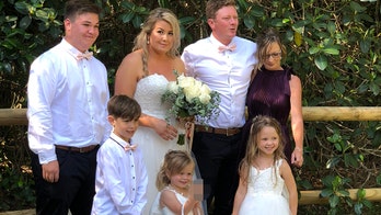 Bride shocked when young daughter unexpectedly gives middle finger in wedding photo