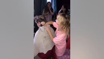 Brother lets little sister diagnosed with cancer shave his head
