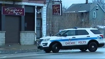 Chicago drive-by shooting outside bar leaves 2 dead, 5 wounded