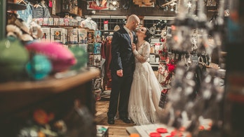 Couple takes wedding photos at Cracker Barrel where they first met