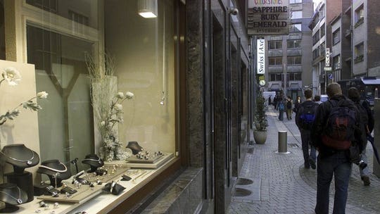 Thieves use sewage pipes, tunnels to break into bank vault full of jewels in Antwerp's diamond district