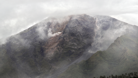 2 Indonesian volcanoes spew lava in new eruptions