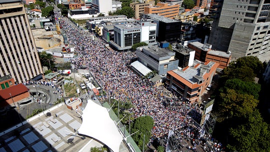 Top Venezuela general rejects Maduro's legitimacy, throws support behind interim president