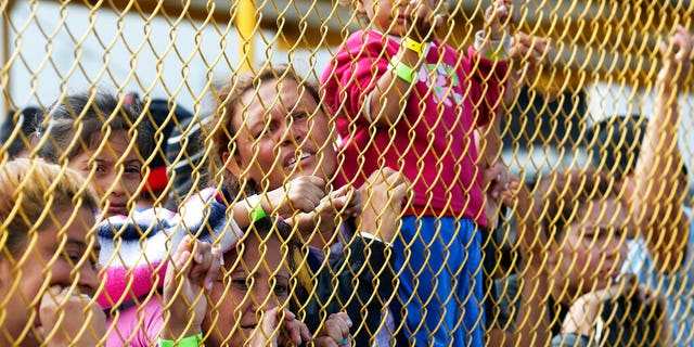 Immigrant families from Central America are looking through the fence of a shelter in Piedras Negras, Mexico, on Tuesday, February 5, 2019. A caravan of about 1,600 migrants from all over the country is waiting for a caravan. Central America camped Tuesday in the Mexican border town of Piedras Negras, just west of Eagle Pass. , In Texas. The governor of Coahuila State in the north of the country described the migrants as "asylum seekers", suggesting that all had the express intention of surrendering to US authorities. (Jerry Lara / The San Antonio Express-News via AP)