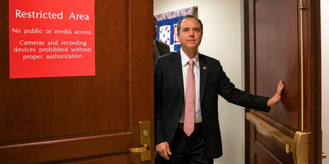 Dans cette photo d'archive du 22 mars 2018, le représentant Adam Schiff, D-Californie, membre de rang du House Intelligence Committee, sort d'une zone sécurisée pour parler aux journalistes, sur Capitol Hill à Washington. 