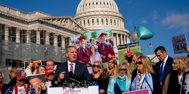 In this photo of February 13, 2018, House Minority Leader Kevin McCarthy joins supporters of President Donald Trump and family members of Americans killed by undocumented immigrants as they gather to promote their support for a border wall with Mexico. , Capitol Hill, Washington. When you want to get results in a polarized Washington state, it's sometimes useful to leave the professionals alone to do their job. (AP Photo / J. Scott Applewhite)