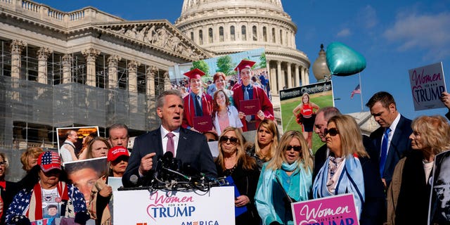 In this photo of February 13, 2018, House Minority Leader Kevin McCarthy joins supporters of President Donald Trump and family members of Americans killed by undocumented immigrants as they gather to promote their support for a border wall with Mexico. , Capitol Hill, Washington. When you want to get results in a polarized Washington state, it's sometimes useful to leave the professionals alone to do their job. (AP Photo / J. Scott Applewhite)