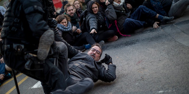 Catalonia protesters clash with police over separatist trial