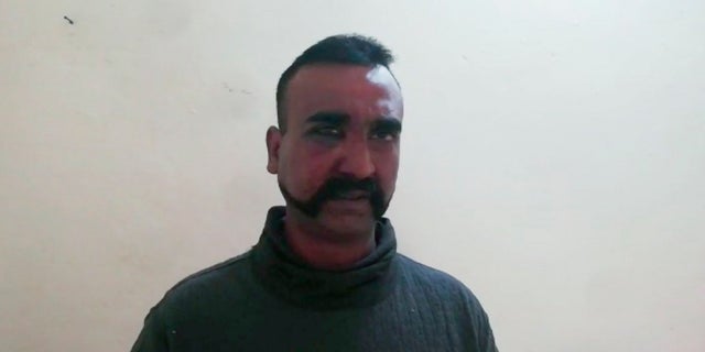 Pakistan brings captured Indian pilot to border