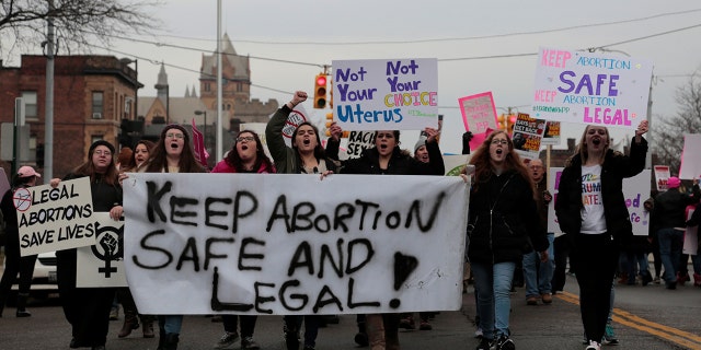 Supporters of Planned Parenthood rally outside a Planned Parenthood clinic in Detroit, Michigan, U.S. February 11, 2017. REUTERS/Rebecca Cook - RC15C2B406B0