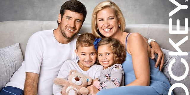 Bubba Watson, sua esposa Angie e seus dois filhos adotivos, Caleb e Dakota.