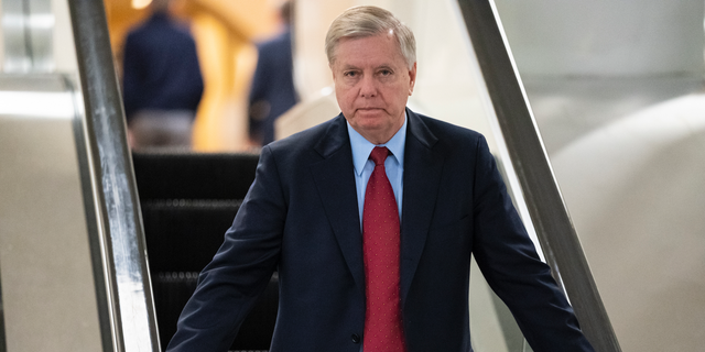 The chair of the Senate Judiciary Committee, Lindsey Graham, an ally of President Donald Trump, leaves the Senate after voting to confirm Advocate General William Barr at the Capitol Building in Washington on Thursday, February 14, 2019. (Photo AP / J. Scott Applewhite)