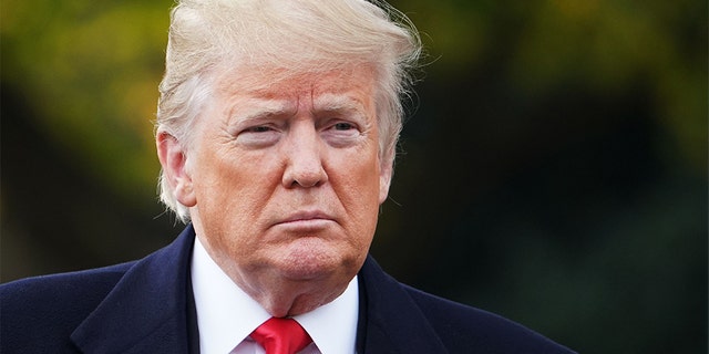 Były prezydent Donald Trump wszedł na pokład samolotu Marine One 2 listopada 2018 r. z południowego trawnika Białego Domu w Waszyngtonie. -