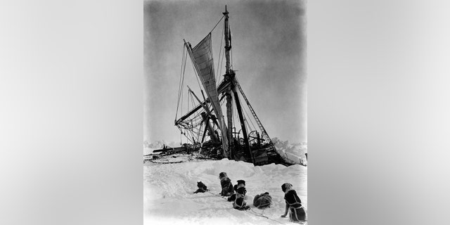 Foto de arquivo - navio de Ernest Shackleton Endurance esmagado na embalagem de gelo do Mar Weddell.'s ship Endurance crushed in the pack ice of the Weddell Sea.