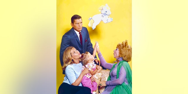 Dick York (Darrin), Elizabeth Montgomery (Samantha), Erin Murphy (Tabitha), Agnes Moorehead (Endora). — Getty