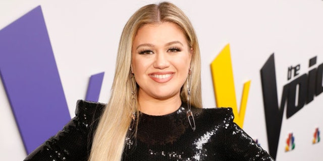 Kelly Clarkson said her two young children miss both of their parents living under the same roof.