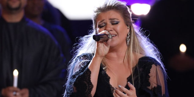 Kelly Clarkson stunned the crowd with her "Shallow" rendition at her concert in Green Bay, Wisconsin.