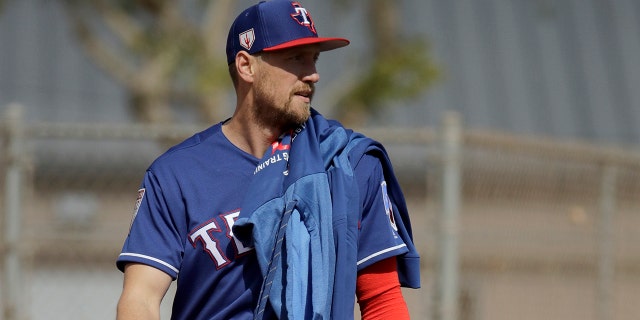 Texas Rangers' Hunter Pence walks to a practice field during spring training baseball practice Monday, Feb. 18, 2019, in Surprise, Ariz.