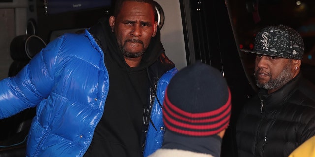 R&B singer R. Kelly arrives at the 1st District-Central police station on February 22, 2019 in Chicago, Illinois. (Getty)