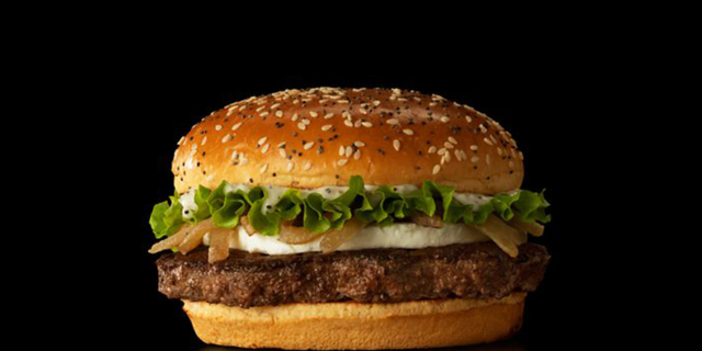 Part of Spain’s signature collection, this goat cheese burger comes with a third-pound beef patty topped with grilled onions, lettuce, smoky onion mayo, and a healthy portion of creamy goat cheese.