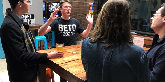 Draft Beto supporter Ben Martel talks with fellow O'Rourke enthusiasts at the organizing event in Manchester, N.H. (Rob DiRienzo/Fox News)