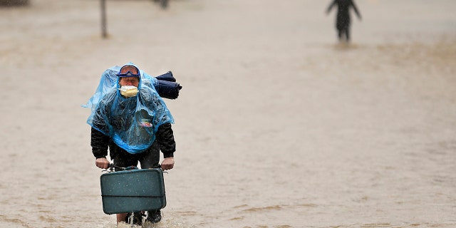 The city of Guerneville and a score of other communities are in danger of being flooded by the Russian River, north of San Francisco, which reached the flood stage on Tuesday night and is expected to peak on Wednesday morning at over 46 meters - the highest point for almost a quarter. -century.