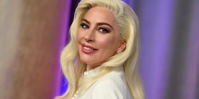 La véritable série policière préférée de Lady Gaga est "Cassé." Le musicien a dit en le regardant "se détend" son.