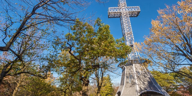 The second-largest opposition party, the left-wing Québec Solidaire party, have made their support for any ban on religious symbols contingent on it applying equally to symbols of Christianity, of which there are many in Québec. QS has often called for the prominent cross that sits, illuminated, atop Montréal’s Mount Royal to come down