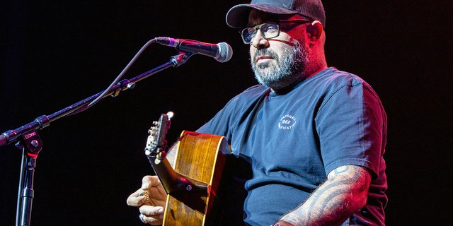 Country singer Aaron Lewis slammed Bruce Springsteen in his latest song 'Am I the Only One'.