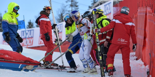 United States' Lindsey Vonn is assisted after crashing during the women's super G at the alpine ski World Championships, in Are, Sweden, Tuesday, Feb. 5, 2019.