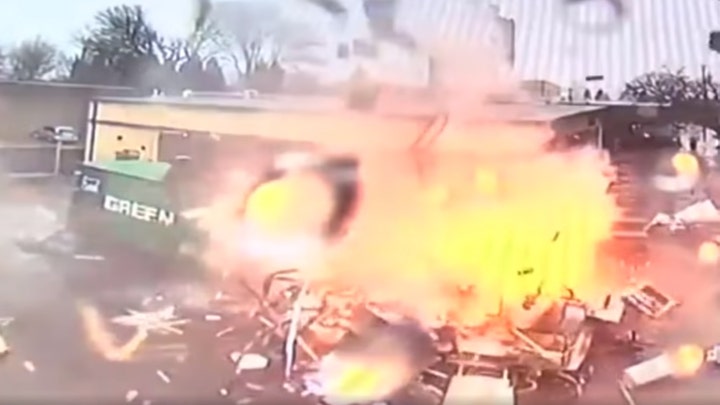 Dramatic footage captures Oregon food cart exploding