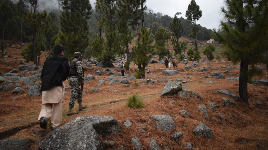 Pakistan hands over captured pilot to India