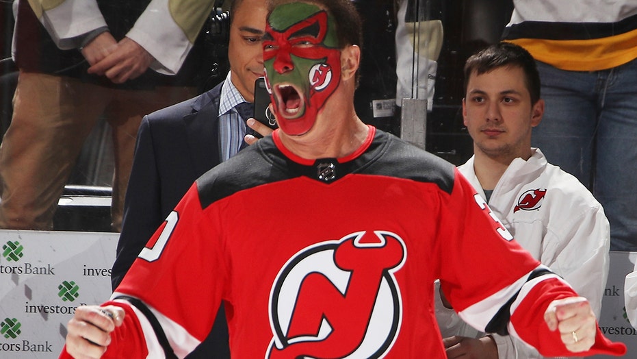 Actor who played David Puddy in 'Seinfeld' cheering on NJ Devils