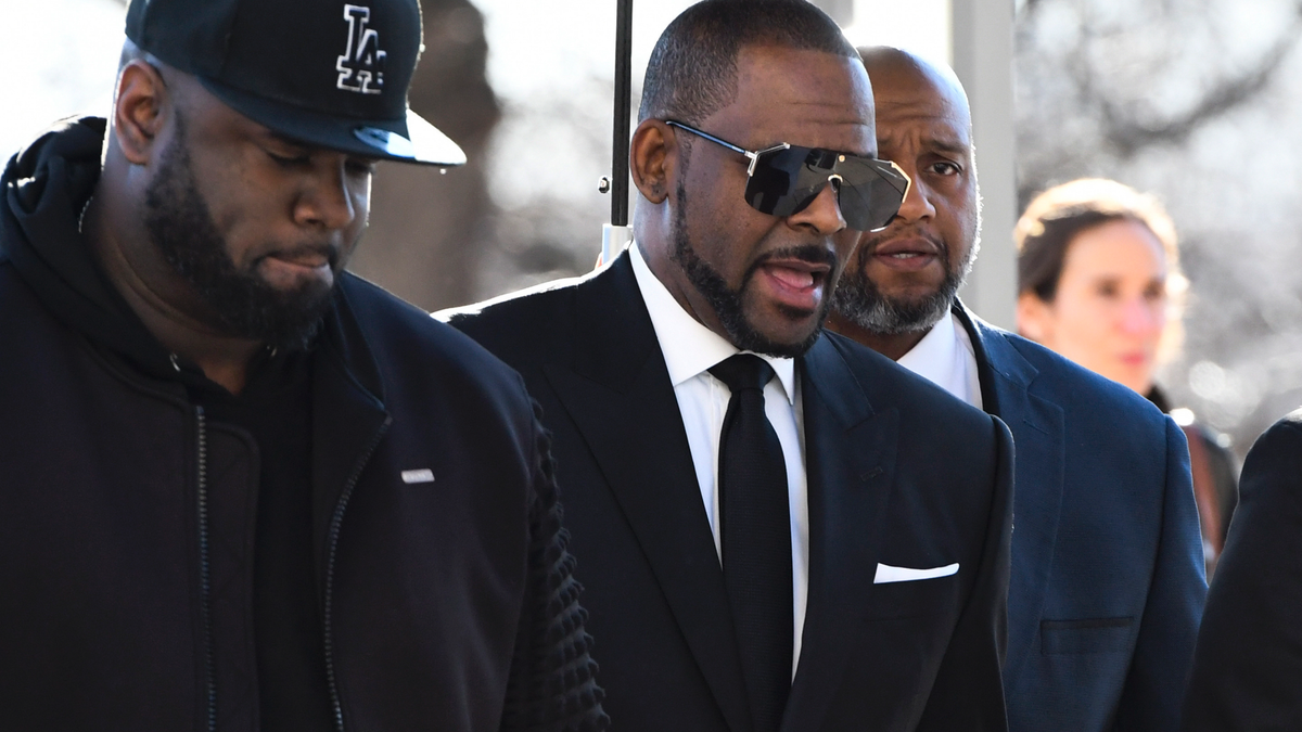 R. Kelly, right, arrives at the Leighton Criminal Court for a hearing on Friday, March 22, 2019, in Chicago. (AP Photo/Matt Marton)