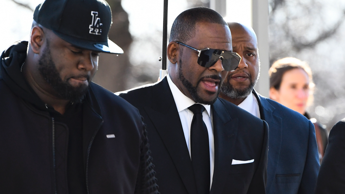 R. Kelly, right, arrives at the Leighton Criminal Court for a hearing on Friday, March 22, 2019, in Chicago. (AP Photo/Matt Marton)