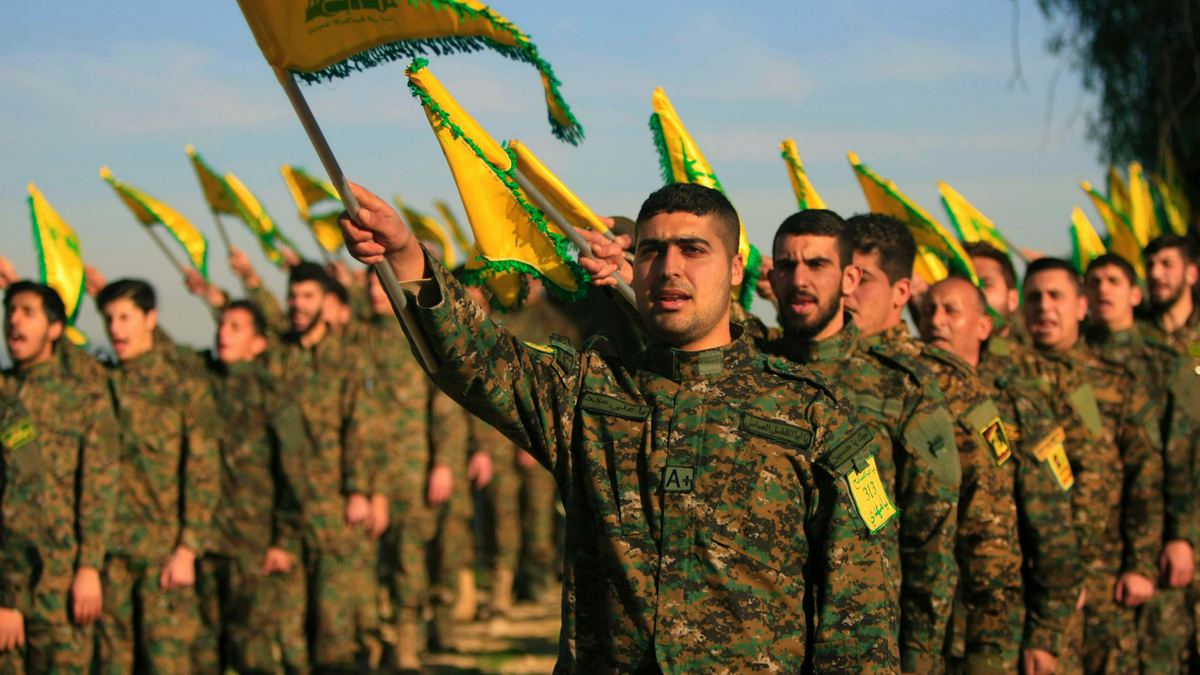 Combatentes do Hezbollah seguram bandeiras