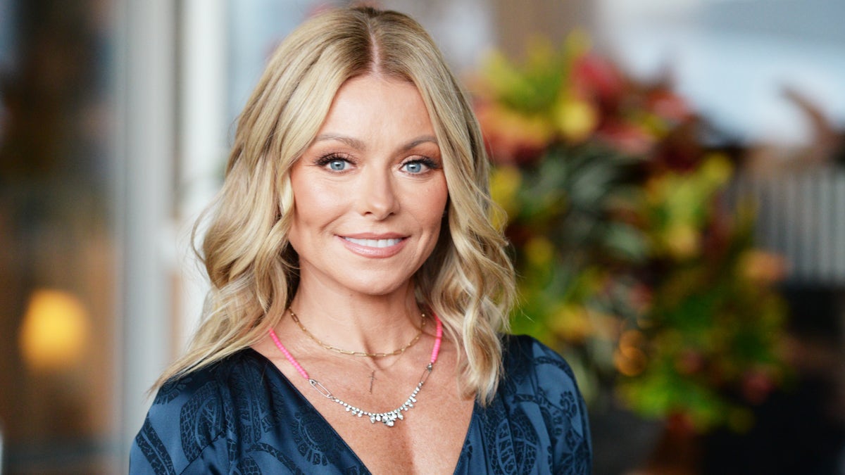kelly ripa smoking cigarettes Opens Up About How She Unintentionally Quit Drinking: 'I Felt Better' Kelly Ripa Complains That Her