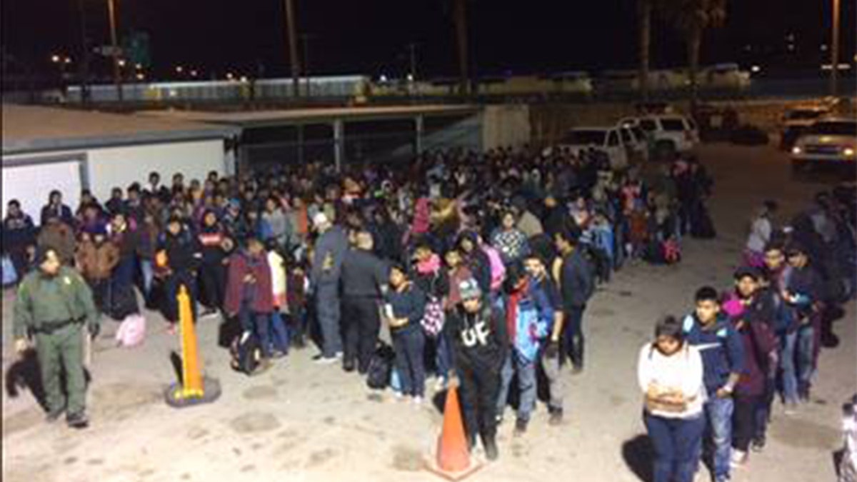 U.S. Border Patrol agents working in El Paso apprehended two large groups of illegal immigrants consisting of over 400 people within five minutes. 