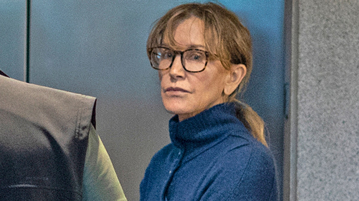 Felicity Huffman is seen inside the Edward R. Roybal Federal Building and U.S. Courthouse in Los Angeles, on March 12, 2019. - Two Hollywood actresses including Oscar-nominated 