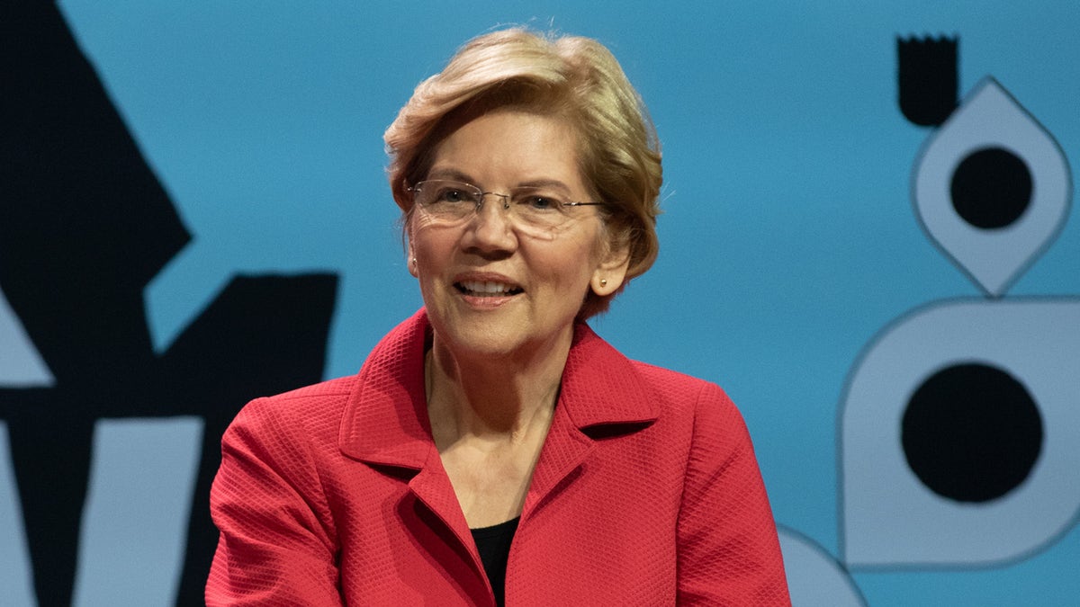 2020 Presidential hopeful Sen. Elizabeth Warren was filmed running through Penn Station in New York City to make it to her train on time on Monday afternoon.