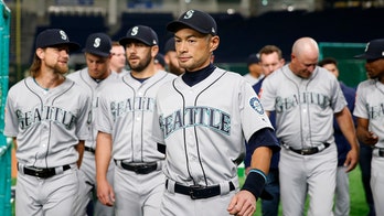 Ichiro Suzuki gets standing ovation as he walks off baseball field for the final time