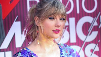 Taylor Swift debuts new pink hair at iHeartRadio Music Awards 2019