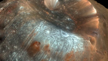 A weird powder puzzle on the Martian moon Phobos may be solved