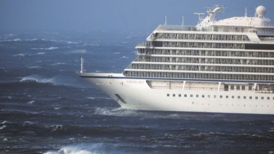 Pilot: Cruise ship woes off Norway started with engine snags