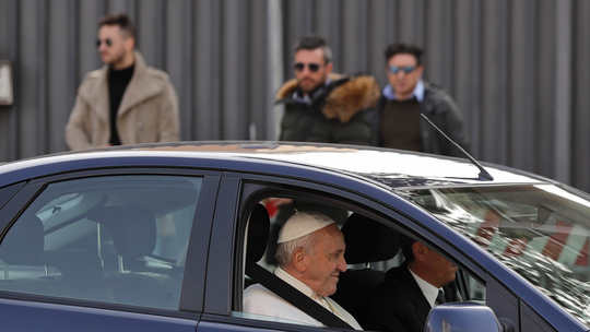 Pope meets Jewish group, decries "depraved" antisemitism