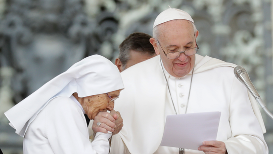 Pope allows ring kissing after earlier pulling hand away