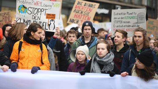 German leader clarifies stance on student climate protests